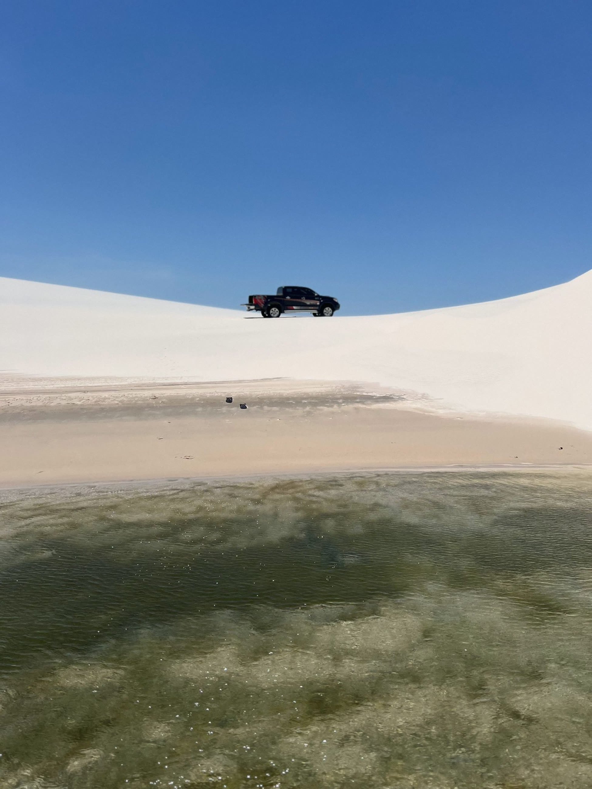 4×4 crossing the dunes